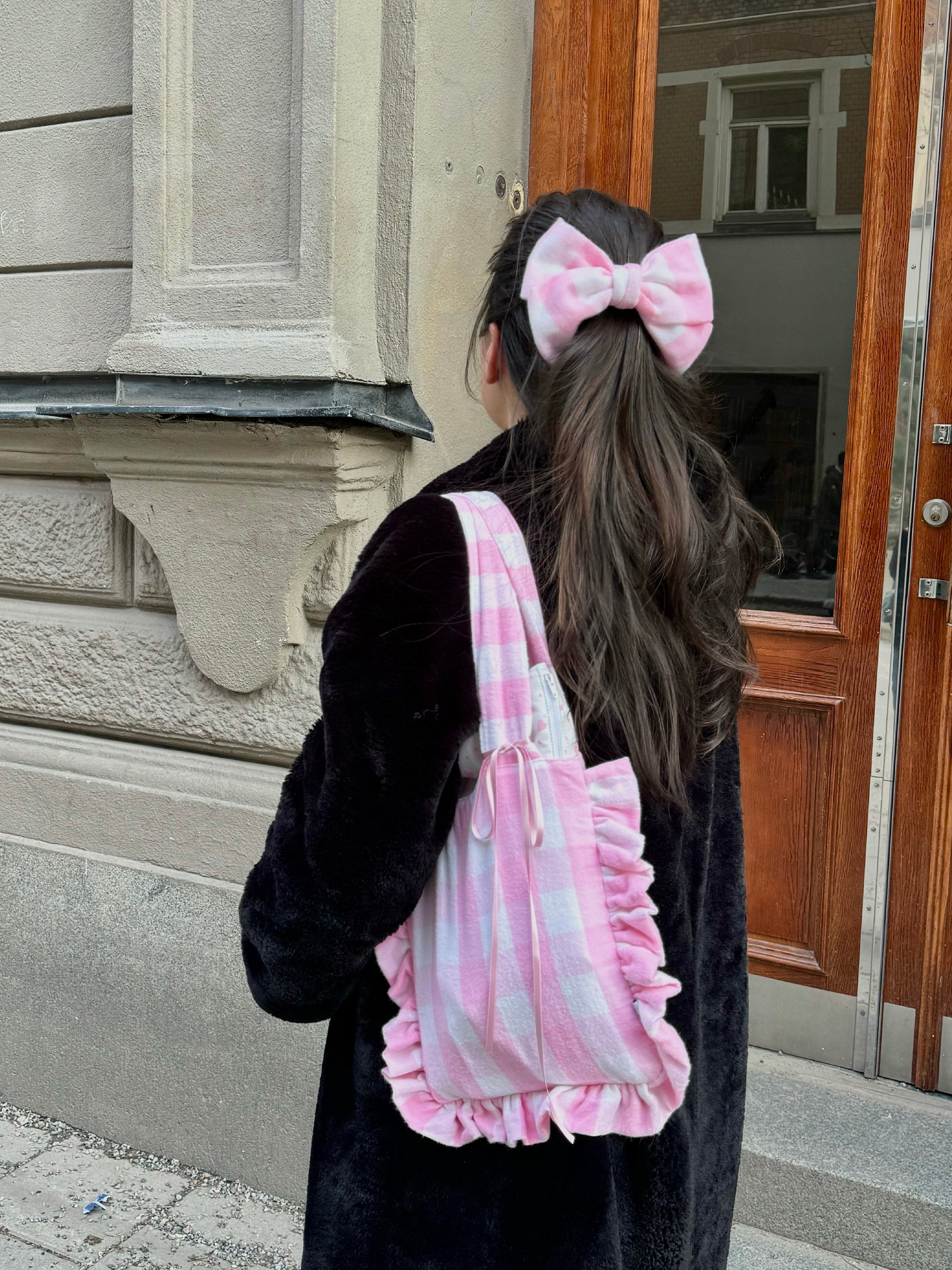 Using the everyday ruffle tote bag while strolling in Stockholm city.